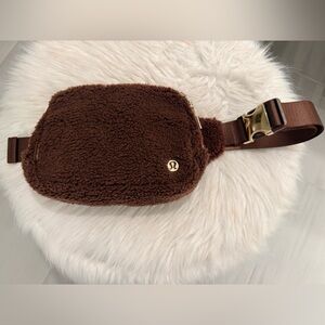 lululemon athletica Everywhere Belt Bag (2L, Fleece) in Brown, Gold Hardware